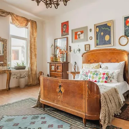 דירה Theatre Art *