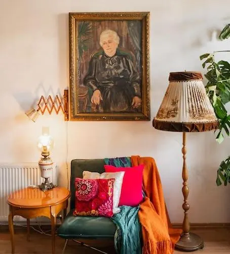 Theatre Art Apartment *